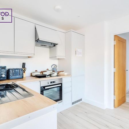 Modern Serviced Apartments For Contractors & Families With Free Parking, Wifi & Netflix By Redwood Stays باسينغستوك المظهر الخارجي الصورة
