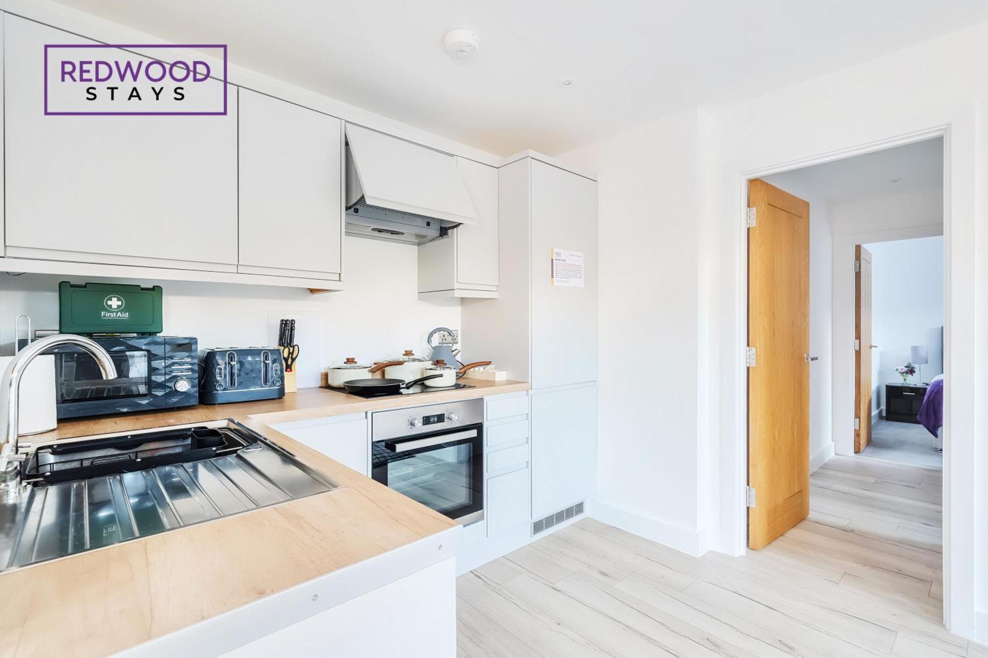 Modern Serviced Apartments For Contractors & Families With Free Parking, Wifi & Netflix By Redwood Stays باسينغستوك المظهر الخارجي الصورة