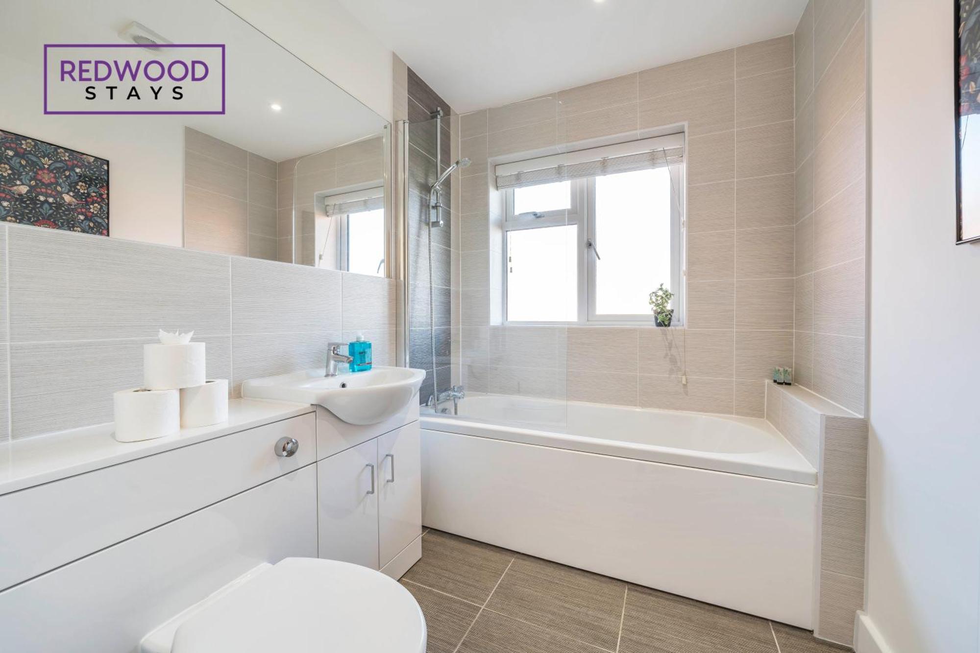 Modern Serviced Apartments For Contractors & Families With Free Parking, Wifi & Netflix By Redwood Stays باسينغستوك المظهر الخارجي الصورة