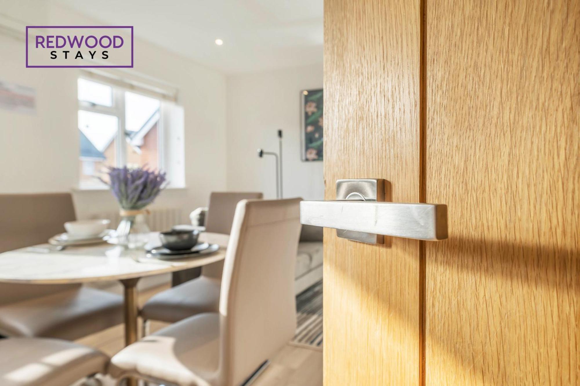 Modern Serviced Apartments For Contractors & Families With Free Parking, Wifi & Netflix By Redwood Stays باسينغستوك المظهر الخارجي الصورة